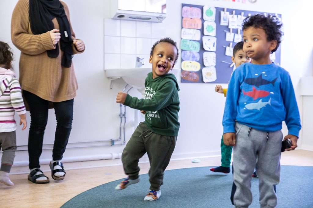 Barn som kommer in på förskolan på morgonen