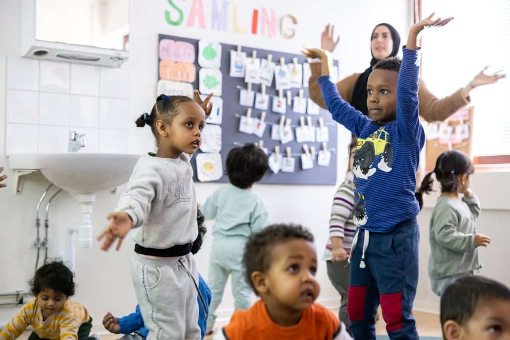Pedagog och barn under en samling